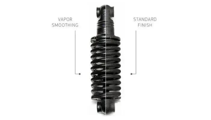 左侧为蒸汽平滑部分,右侧为标准表面处理(照片来源:ProtoLabs)