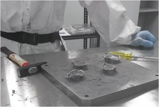 在SLM金属烧结的三维打印机上打印牙科产品