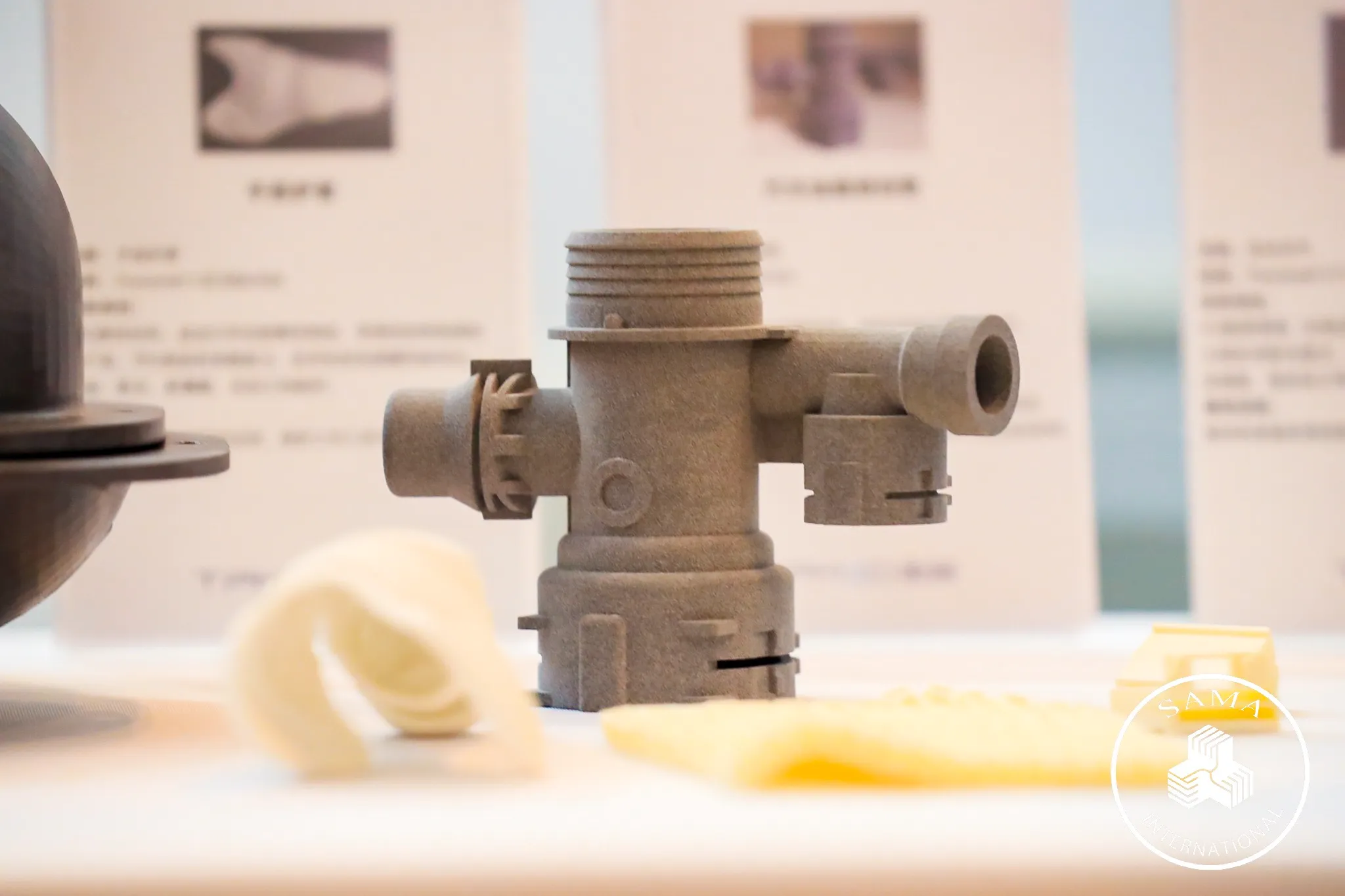 会议期间，盈普三维携汽车应⽤打印展品，为汽车领域⽤户提供实物参考