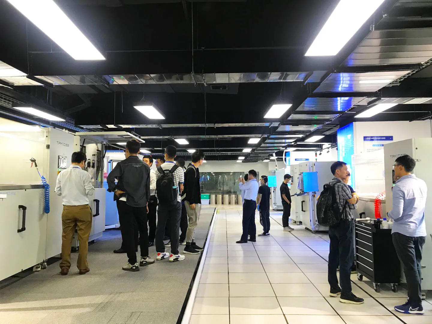 盈普2020年度培训和团建活动现场参观盈普SLS 3D打印设备