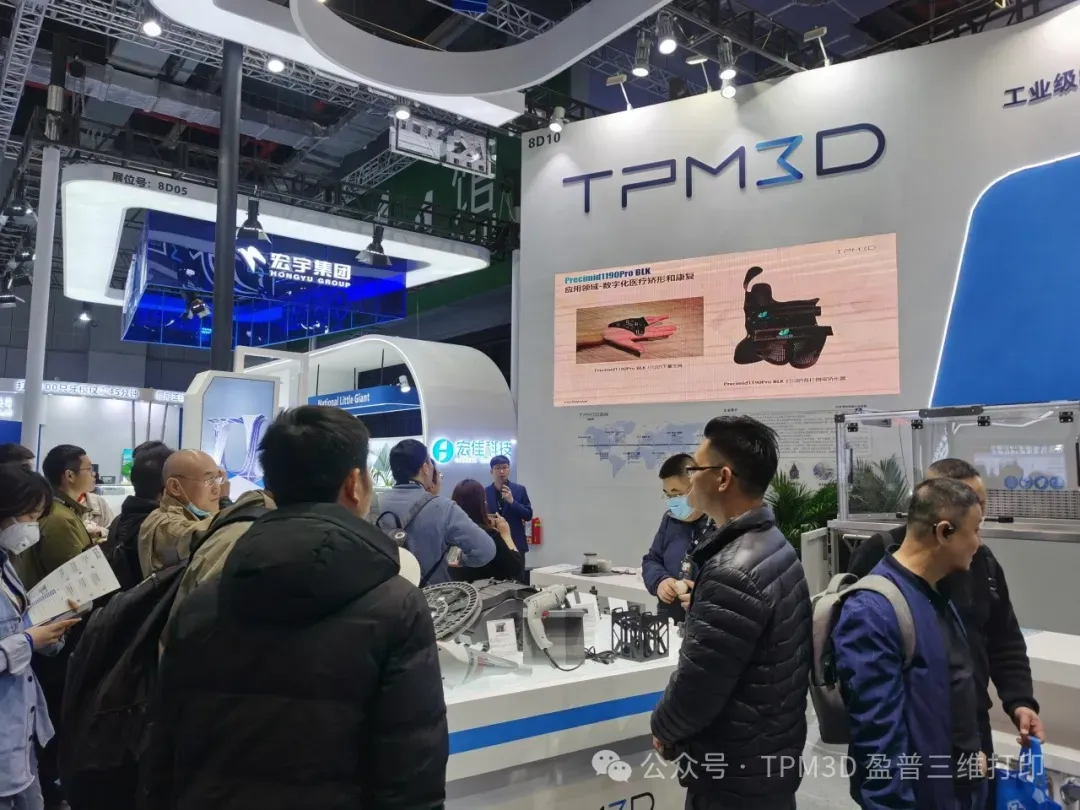 直播分享现场，观众们纷纷驻足观看