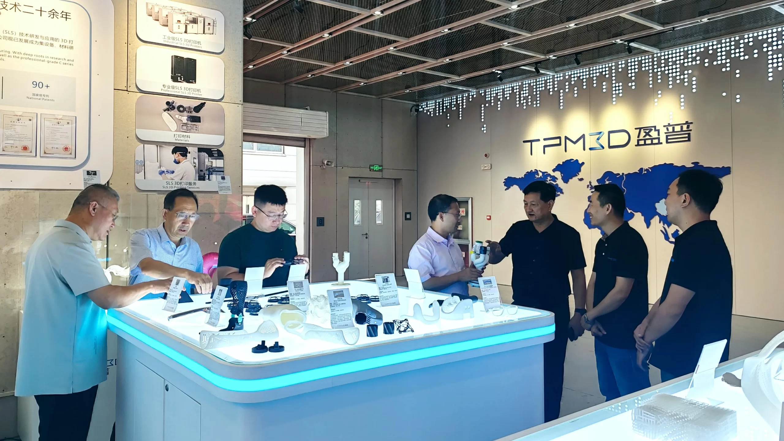 塑料协会考察团走访盈普生产车间与应用展厅